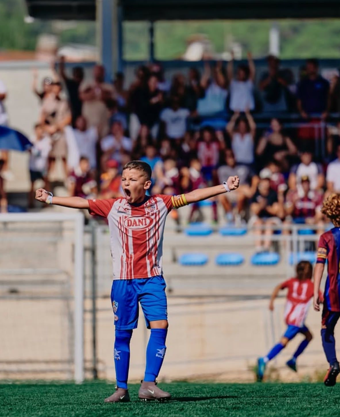 Jugador celebrando un gol ante la grada