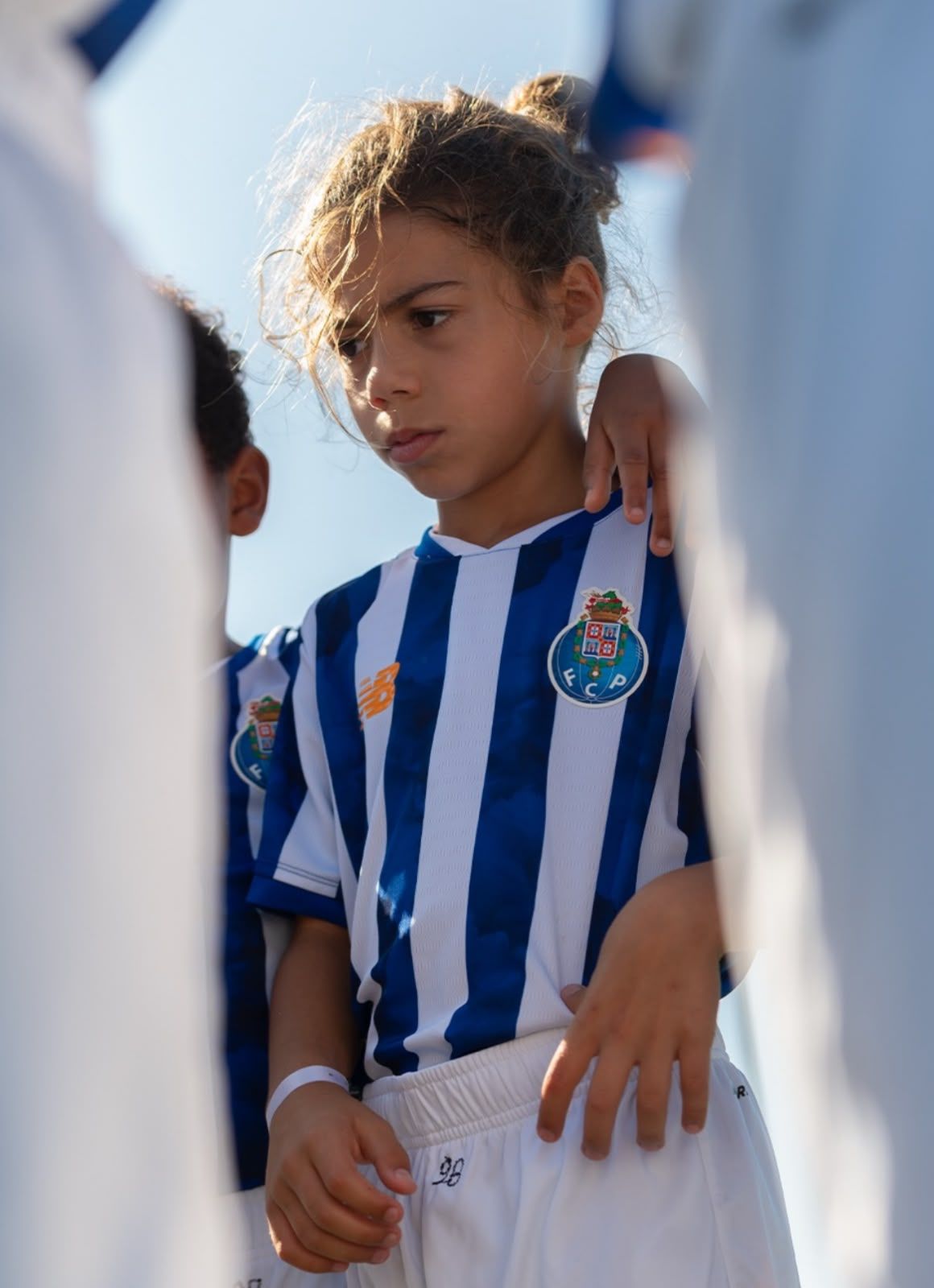 Jugadora del Porto en la fila, antes de saltar al campo
