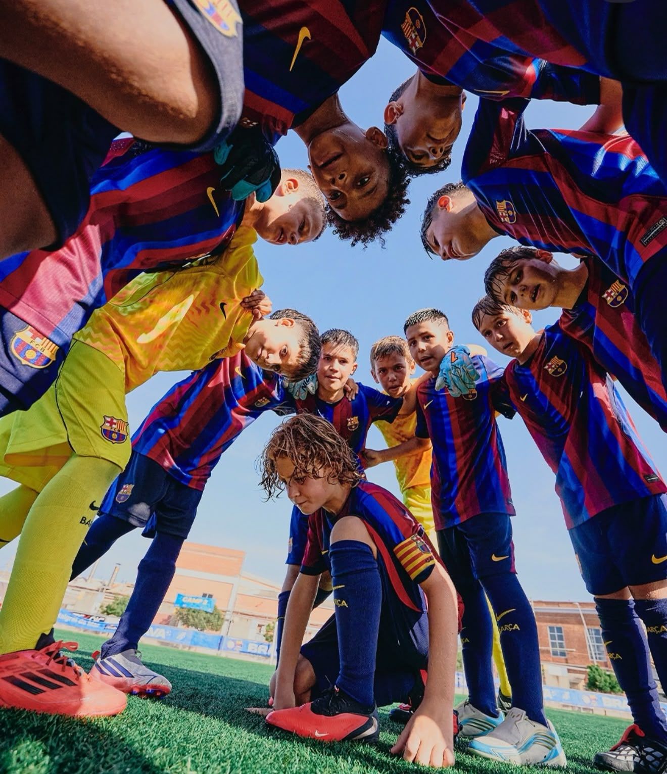 Equipo del Barça haciendo piña antes de un partido del torneo Brava